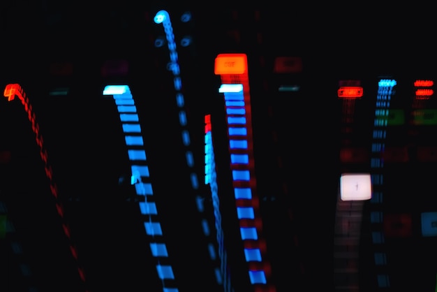 Farbige Spuren von Effekten auf die Langzeitbelichtung von Musikgeräten mit Lichtknöpfen