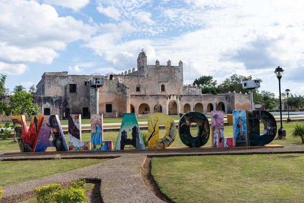 Farbige und geschmückte Buchstaben der Stadt Valladolid in Mexiko