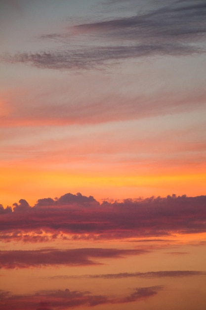 Farbige und leichte Wolken am Himmel