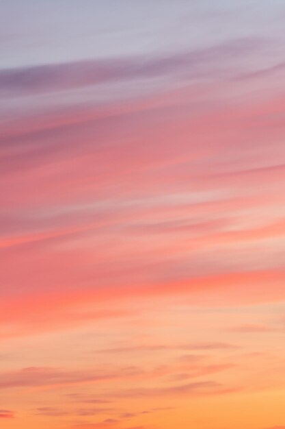 Farbige Wolken am Sonnenuntergang im Abendhimmel