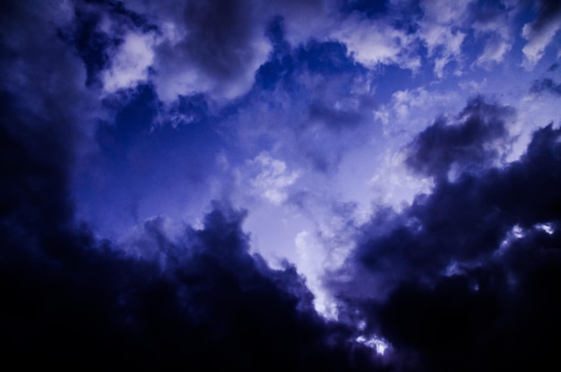 Foto farbige wolken bei sonnenuntergang