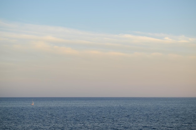 Farbige Wolken bei Sonnenuntergang