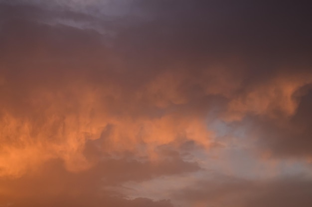 Farbige Wolken bei Sonnenuntergang