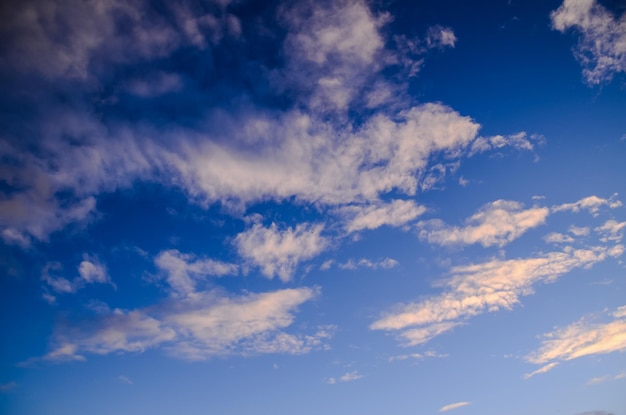 Farbige Wolken bei Sonnenuntergang