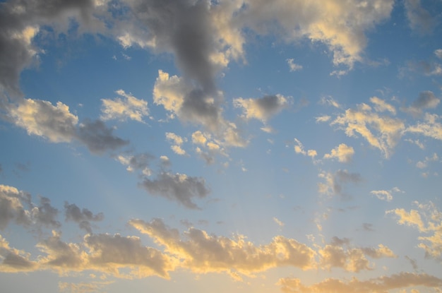 Farbige Wolken bei Sonnenuntergang