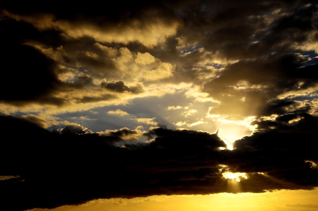 Farbige Wolken bei Sonnenuntergang