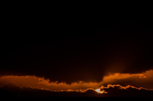 Farbige Wolken bei Sonnenuntergang