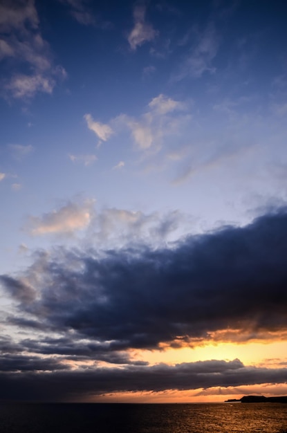 Farbige Wolken bei Sonnenuntergang