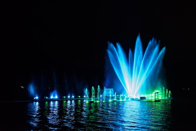 Farbiger Brunnen im See gegen den Nachthimmel