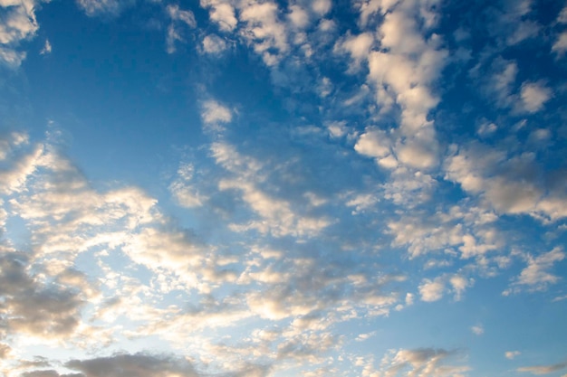 Farbiger, dramatischer Himmel mit Wolken am Sonnenuntergang, schöner Himmel mit wolken im Hintergrund