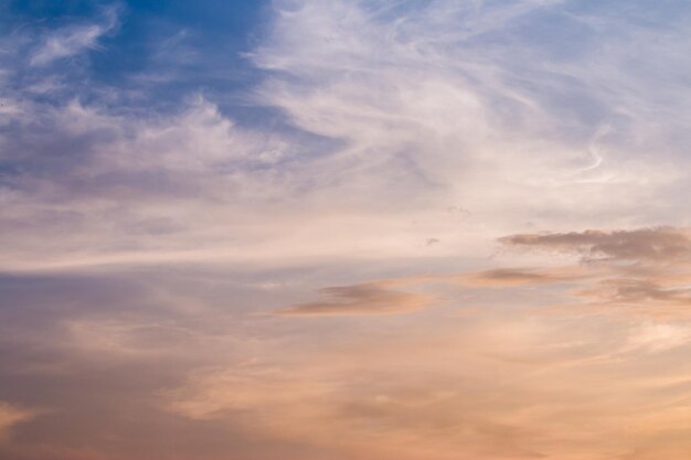 Farbiger, dramatischer Himmel mit Wolken beim Sonnenuntergang