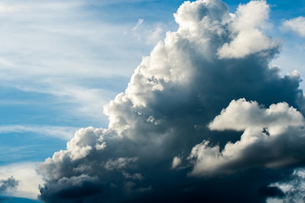 Farbiger, dramatischer Himmel mit Wolken beim Sonnenuntergang