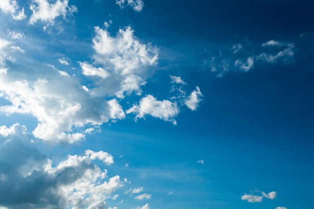 Farbiger, dramatischer Himmel mit Wolken beim Sonnenuntergang