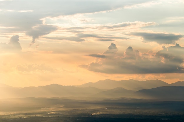 Farbiger, dramatischer Himmel mit Wolken beim Sonnenuntergang