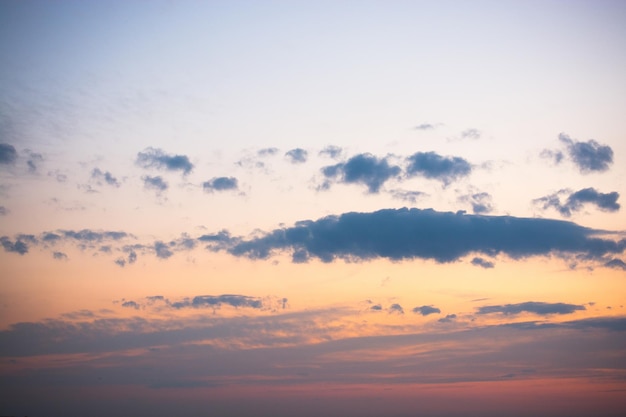 Farbiger Himmel mit Wolken