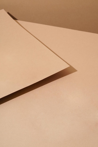 Farbiger Hintergrund aus braunem Papier mit Schatten Abstrakt geometrisch