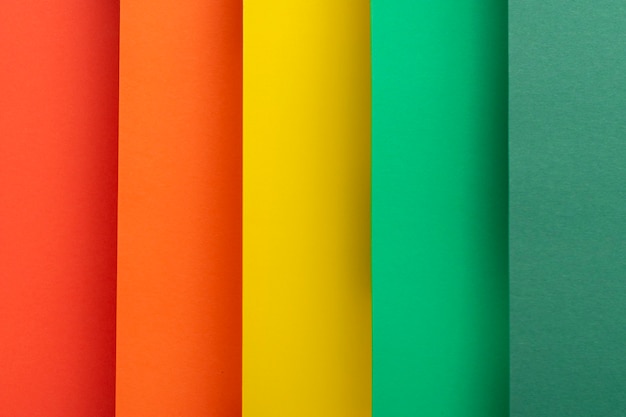Farbiger Hintergrund vertikal aus gefaltetem Papiermaterial. Ansicht von oben, flach.