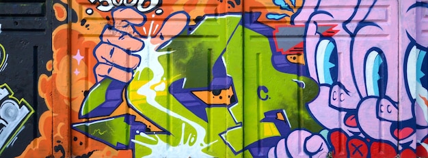 Farbiger Hintergrund von Graffiti-Malerkunstwerken mit hellen Aerosol-Umrissen an der Wand der alten Schule