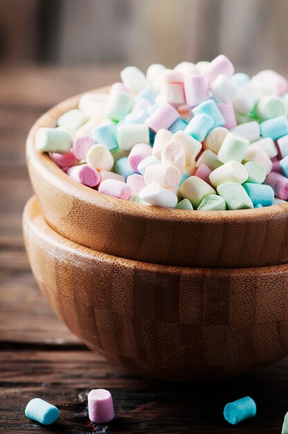 Farbiger Marshmallow auf dem Holztisch