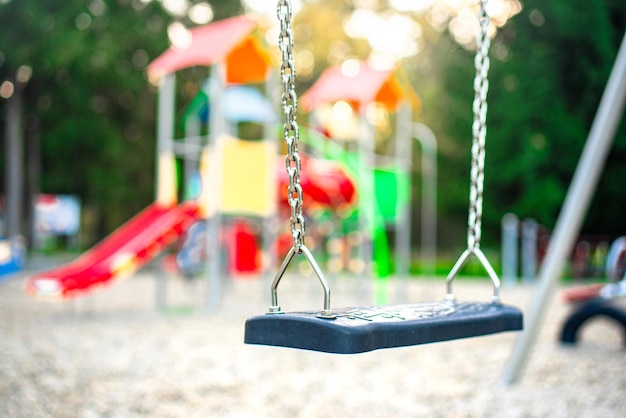 Farbiger, moderner Kinderspielplatz bei Sonnenuntergang