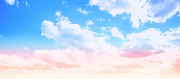 Farbiger Sommerhimmel im Hintergrund