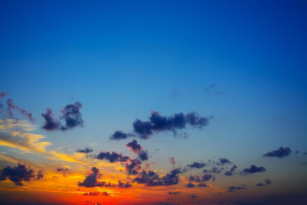 Farbiger Sonnenuntergang mit dunklen Wolken