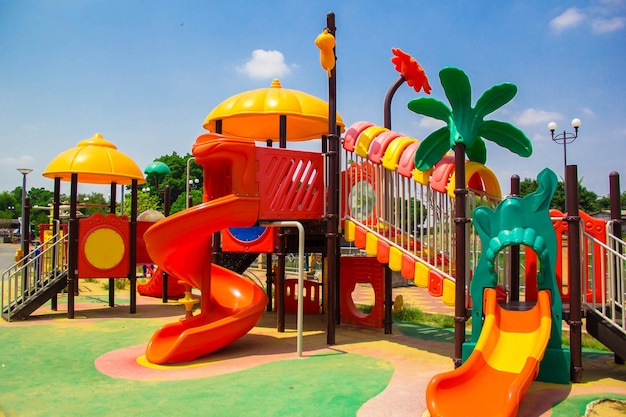 Farbiger Spielplatz am blauen Himmel