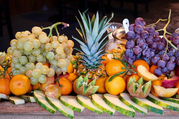 Farbiges Buffet mit frischen Früchten der Saison