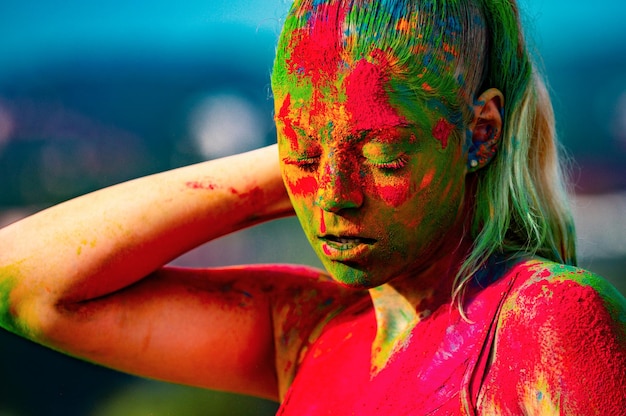 Farbiges Gesicht mit einem bunten Holi-Spritzer