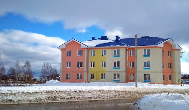 farbiges Mehrfamilienhaus gegen den blauen Himmel