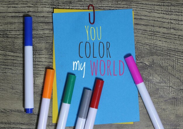 Farbiges Notizpapier und bunter Stift mit Text YOU COLOR MY WORLD