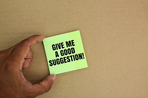 Farbiges Papier mit den Worten „Gib einen guten Vorschlag“. Das Konzept, Vorschläge zu machen