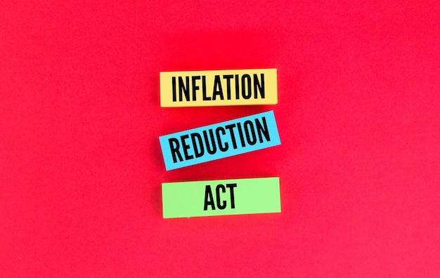 farbiges Papier mit den Worten Inflation Reduction Act