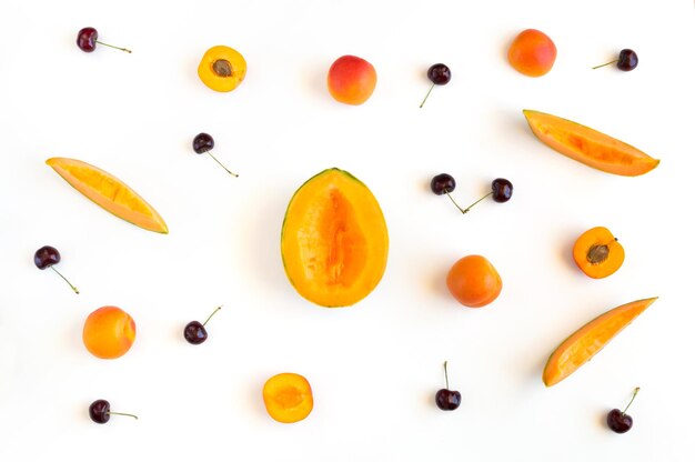Farbiges sommerfruchtmuster mit melonenscheiben, aprikosen und kirschen isoliert auf weißem hintergrund