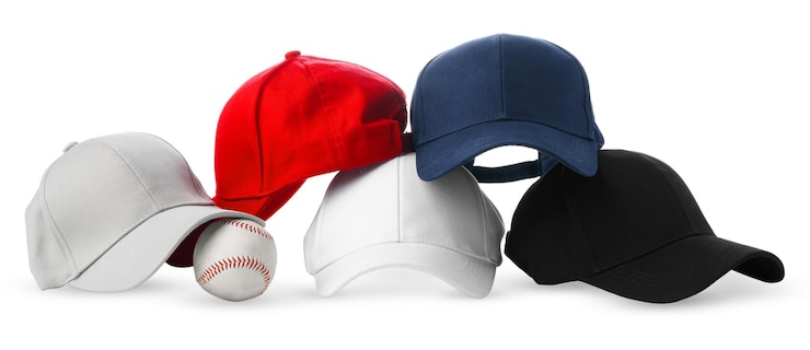 Foto farbiges sortiment von baseballmützen und ein ball auf weißem hintergrund