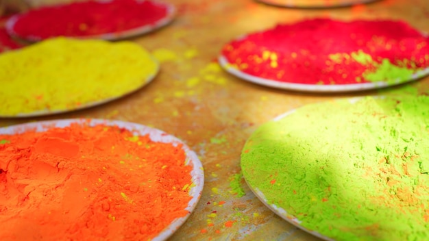 Farbiges traditionelles Holi-Pulver in Schüsseln glückliches Holi-Konzept indisches Farbfestival namens Holi
