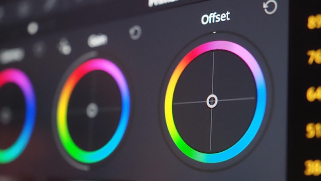 Farbkorrekturdiagramm oder RGB-Farbkorrekturanzeige auf dem Monitor im Postproduktionsprozess. Telecine-Stufe in der Video- oder Filmproduktionsverarbeitung. für Koloristen, bearbeiten oder passen Sie die Farbe auf digitalen Filmen an.