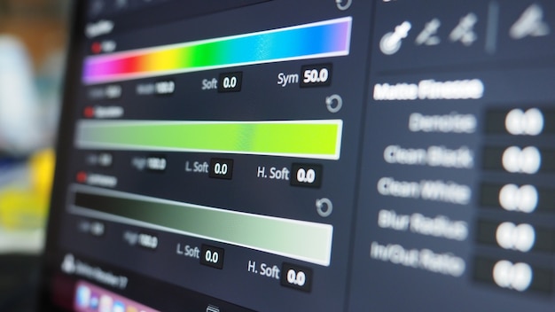 Farbkorrekturdiagramm oder rgb-farbkorrekturanzeige auf dem monitor im postproduktionsprozess.