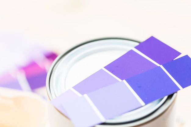 Foto farbmuster mit lila farbprobe und metalldose mit farbe.