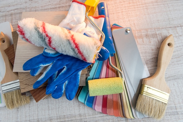 Farbpalette mit Pinsel und Handschuhen für Ihre Inneneinrichtung. Alle Geräte zu Hause Renovierung.