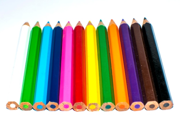 Farbstift und Bleistift mit weißem Hintergrund