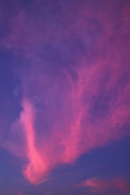 Farbverlauf Lila und blauer bewölkter Himmel mit Sonnenuntergang Nachglühen