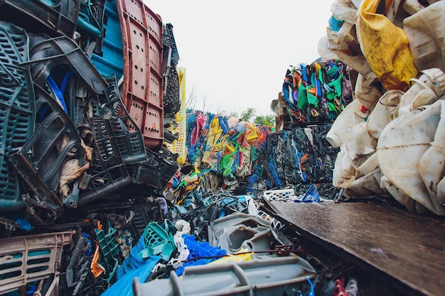 Fardos prensados de plástico na moderna planta de processamento de resíduos perigosos Coleta separada de lixo Reciclagem e armazenamento de resíduos para posterior descarte Negócios para triagem e processamento de resíduos