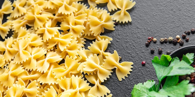 Farfalle arcos pasta comida cruda comida espacio de copia rústica de fondo de alimentos