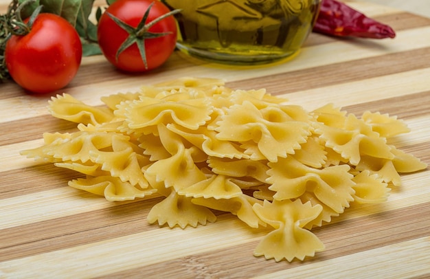 Farfalle crudo