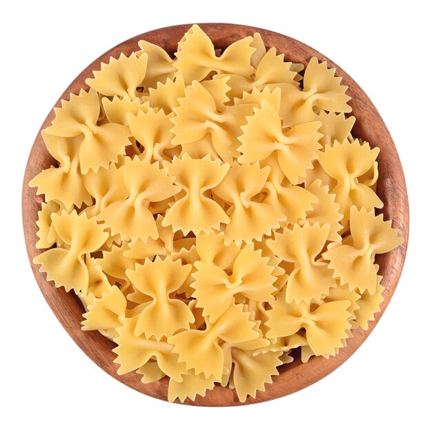 Farfalle de massa italiana em tigela de madeira