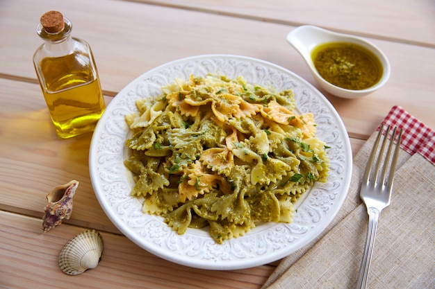 Farfalle macarrão com Pesto na madeira