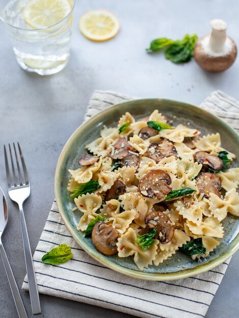 Farfalle mit Pilzen und Spinat