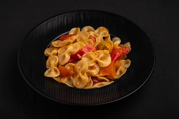 Foto farfalle mit tomaten und sahne