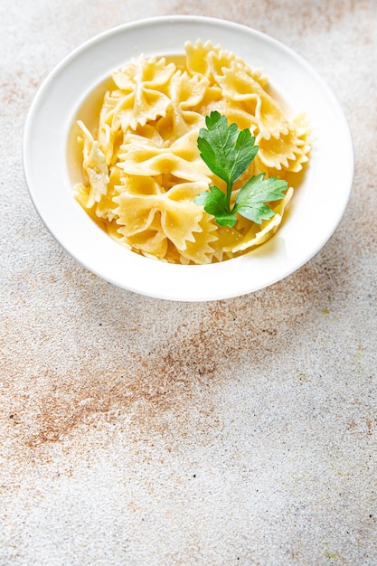 Farfalle-Nudeln beugt Hartweizen, der bereit ist, einen gesunden Mahlzeit-Diät-Snack auf dem Tischkopierraum zu essen